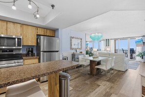 Frigorifero, microonde, forno, piano cottura