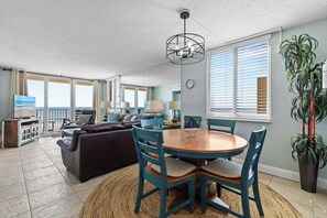 Dining - Oceanfront Condo - Pool - Beach - Fantastic Views (New Smyrna Beach)