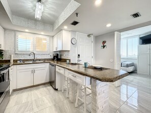 Kjøleskap, mikrobølgeovn, ovn og kokeplater