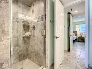 Dusche, Haartrockner, Handtücher