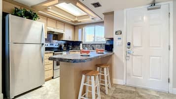 Køleskab, mikrobølgeovn, ovn, kogeplade