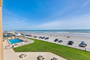 On the beach - Updated Oceanfront Condo! Pool, Beach & steps from Flagler Ave (New Smyrna Beach)