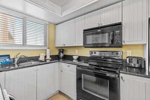 Réfrigérateur, four à micro-ondes, un four, surface de cuisson
