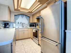 Geladeira, micro-ondas, fogão, cooktop
