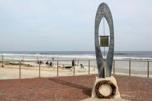 På stranden