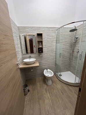 Dusche, Haartrockner, Bidet, Handtücher