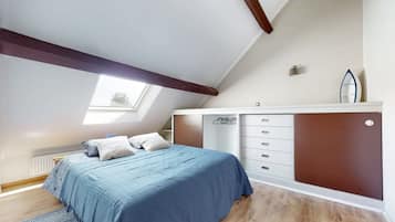 4 bedrooms, desk, iron/ironing board, travel crib