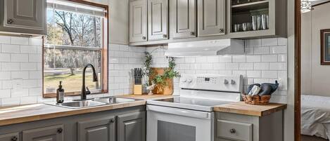 Køleskab, mikrobølgeovn, ovn, kogeplade