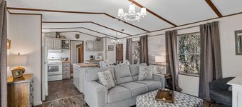 Blue Heron Lakefront, on Caddo Lake, Fishing Pier, Kayaks & Canoes