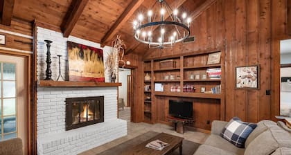 Cedar Wood Lodge w/Kayaks & Canoes, Outdoor Dining