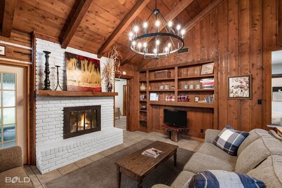 Cedar Wood Lodge w/Kayaks & Canoes, Outdoor Dining