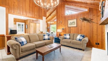 Smart-TV, Kamin, DVD-Player, Arbeitsbereiche