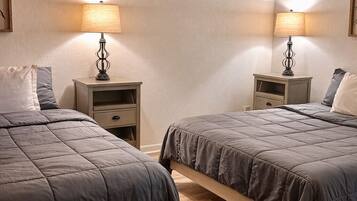 4 bedrooms, desk, WiFi (free), bed sheets