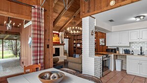 Un acogedor interior de cabaña con comedor, cocina y sala de estar.