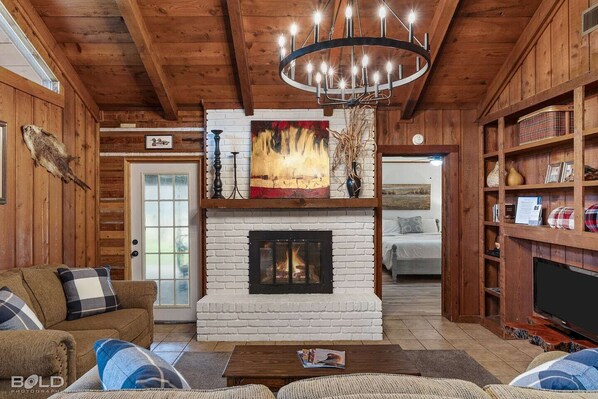 Smart TV, fireplace, DVD player, offices