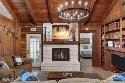 Cedar Wood Lodge Canoes, Firepit, Outdoor dining