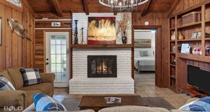 Cedar Wood Lodge Canoes, Firepit, Outdoor dining