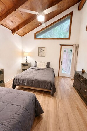 4 bedrooms, desk, free WiFi, bed sheets