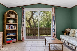 Smart TV - Relax and unwind with kayak access, covered outdoor living, a charcoal grill, and a short stroll to a charming café. (Karnack)