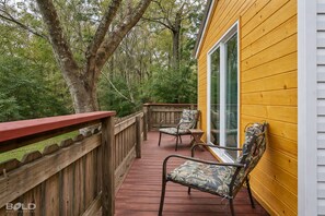 Terrace/patio - Relax and unwind with kayak access, covered outdoor living, a charcoal grill, and a short stroll to a charming café. (Karnack)