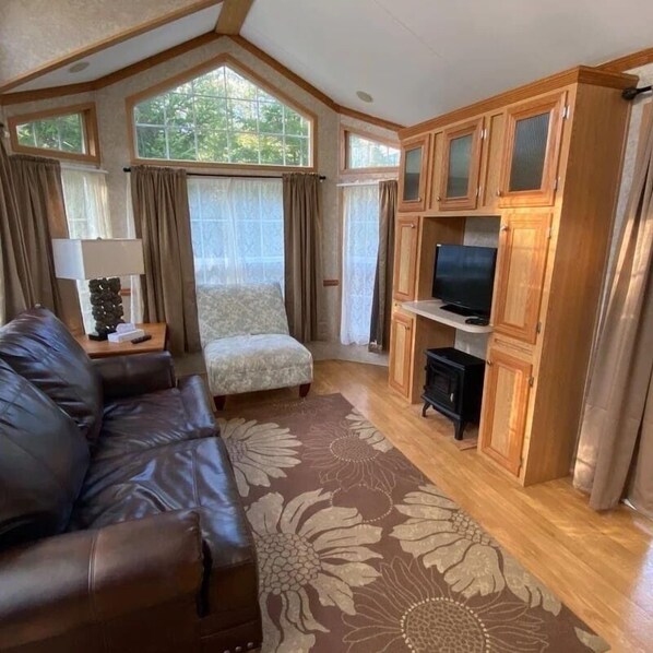 #7 Cozy Hot Tub Cottage | منطقة المعيشة | تلفزيون بشاشة مسطحة