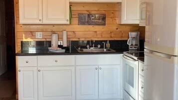 #11 Cozy Hot Tub Cottage, Pet Friendly | Dapur pribadi | Microwave dan mesin pembuat kopi/teh