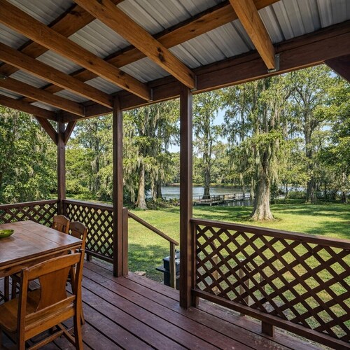Lakefront cabin with sweeping views of Caddo Lake, lakeside to the pier and kayaks, plus a foosball table for fun downtime.