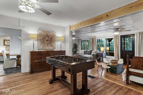 Lakefront cabin with sweeping views of Caddo Lake, lakeside to the pier and kayaks, plus a foosball table for fun downtime.