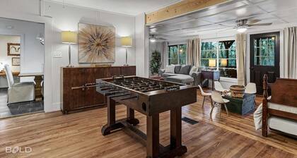 Lakefront cabin with sweeping views of Caddo Lake, lakeside to the pier and kayaks, plus a foosball table for fun downtime.