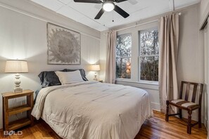 4 bedrooms, free WiFi, bed sheets - Lakefront cabin with sweeping views of Caddo Lake, lakeside to the pier and kayaks, plus a foosball table for fun downtime. (Karnack)