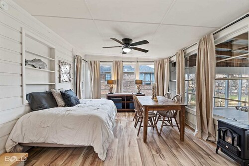 Lakefront cabin with sweeping views of Caddo Lake, kayaks and a canoe, plus a ping pong table for fun downtime.