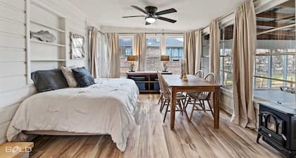 Lakefront cabin with sweeping views of Caddo Lake, kayaks and a canoe, plus a ping pong table for fun downtime.