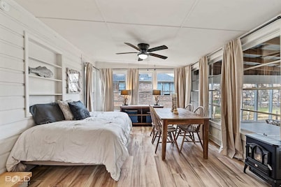 Lakefront cabin with sweeping views of Caddo Lake, kayaks and a canoe, plus a ping pong table for fun downtime.