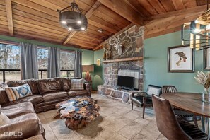 Smart-TV, Kamin, DVD-Player, Arbeitsbereiche