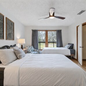 3 bedrooms, desk, free WiFi, bed sheets