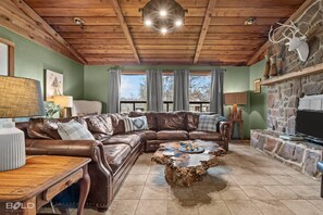 Smart-TV, Kamin, DVD-Player, Arbeitsbereiche