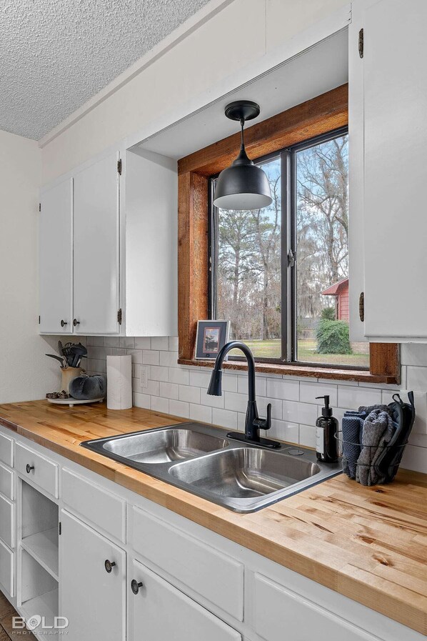Fridge, microwave, oven, stovetop - Warm, Rustic Lodge with private dock access steps away, featuring a firepit & picnic table for outdoor dining (Karnack)
