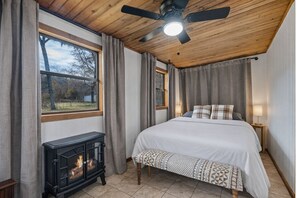 3 bedrooms, desk, free WiFi, bed sheets - Warm, Rustic Lodge with private dock access steps away, featuring a firepit & picnic table for outdoor dining (Karnack)