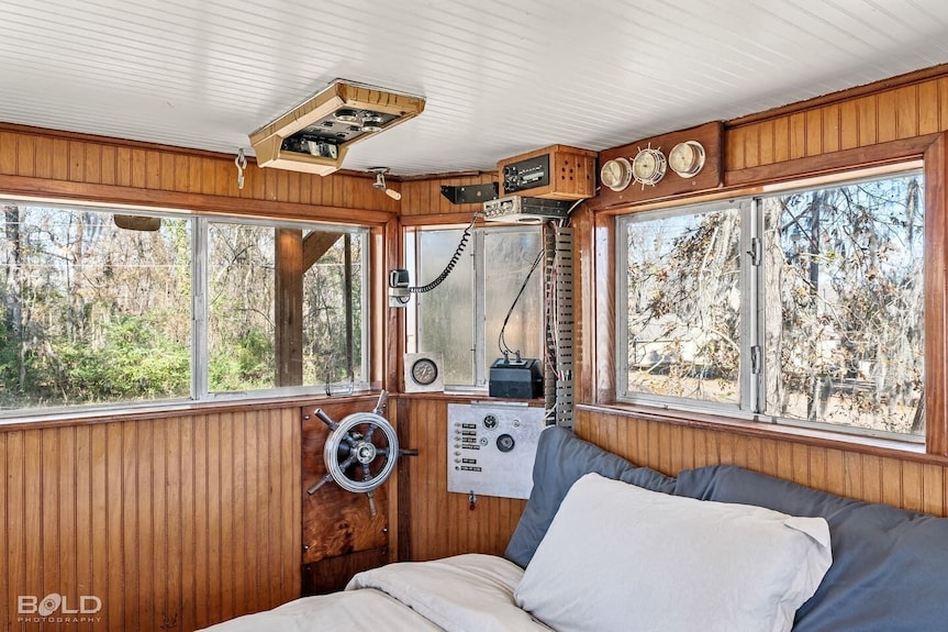Unforgettable Experience: Enjoy A Maritime Adventure Unlike Any Other. Unwind In A Cozy Little Ship With Upper And Lower Decks With Private Dock Access - Caddo lake