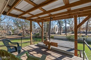 Terrace/patio - Unforgettable Experience: Enjoy a maritime adventure unlike any other. Unwind in a cozy little ship with upper and lower decks with private dock access (Karnack)