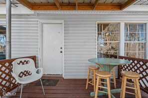 Outdoor dining - Southern Pearl is all about simple, peaceful lake living. Wake up to water views, spend your days kayaking or canoeing, and wind down with quiet evenings by the water. (Karnack)