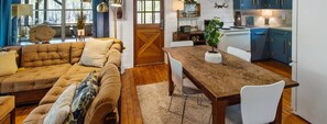 Interior - Southern Pearl is all about simple, peaceful lake living. Wake up to water views, spend your days kayaking or canoeing, and wind down with quiet evenings by the water. (Karnack)