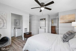 1 bedroom, free WiFi, bed sheets - Southern Pearl is all about simple, peaceful lake living. Wake up to water views, spend your days kayaking or canoeing, and wind down with quiet evenings by the water. (Karnack)