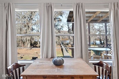 Southern Pearl- Lakefront with Canoes, Caddo Shores Cabins, Uncertain, Texas