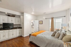 3 habitaciones, tabla de planchar con plancha, wifi y ropa de cama 