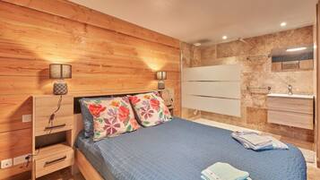 3 slaapkamers, een strijkplank/strijkijzer, reisbedje, gratis wifi