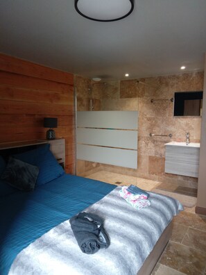 3 habitaciones, tabla de planchar con plancha y cuna de viaje