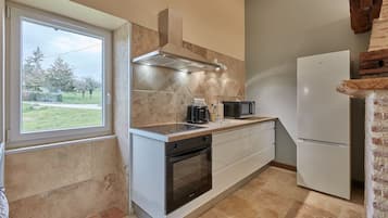 Een koelkast, een microgolfoven, een oven, een kookplaat