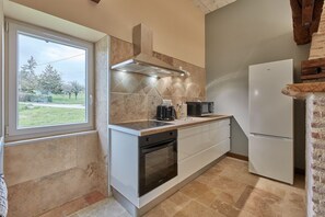 Réfrigérateur, micro-ondes, four, plaque de cuisson