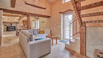 Televisie, een tafeltennistafel en boeken